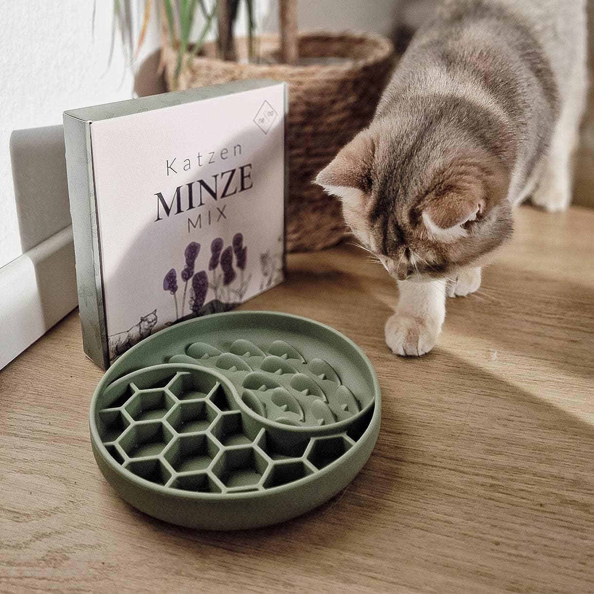 Habzsolásgátló és nyalogató tál