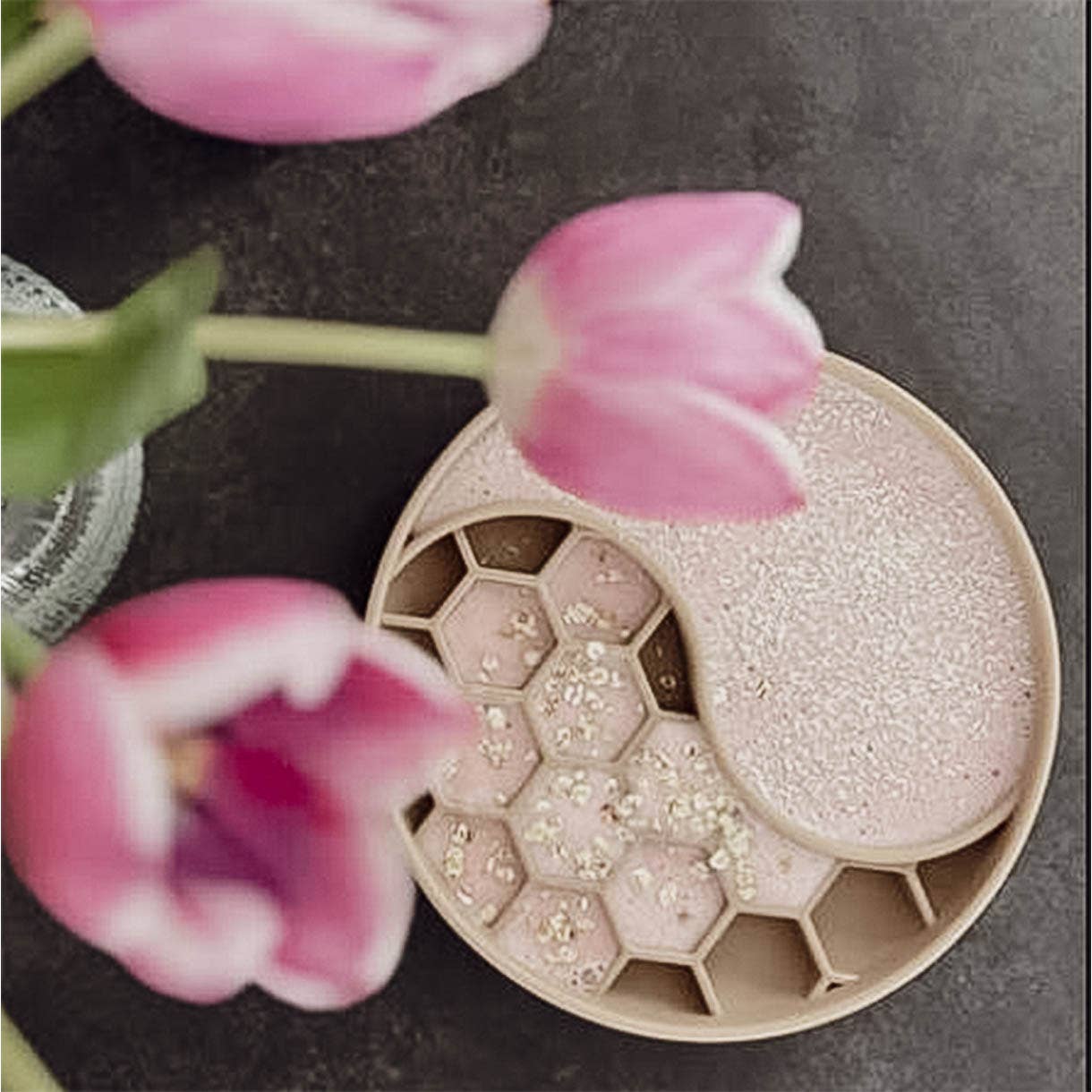 Habzsolásgátló és nyalogató tál